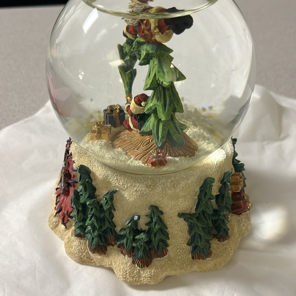 Vintage Snow Globe Her Cones Santa. Claus Christmas Music Box Jingle Bell Tune - Picture 3 of 7